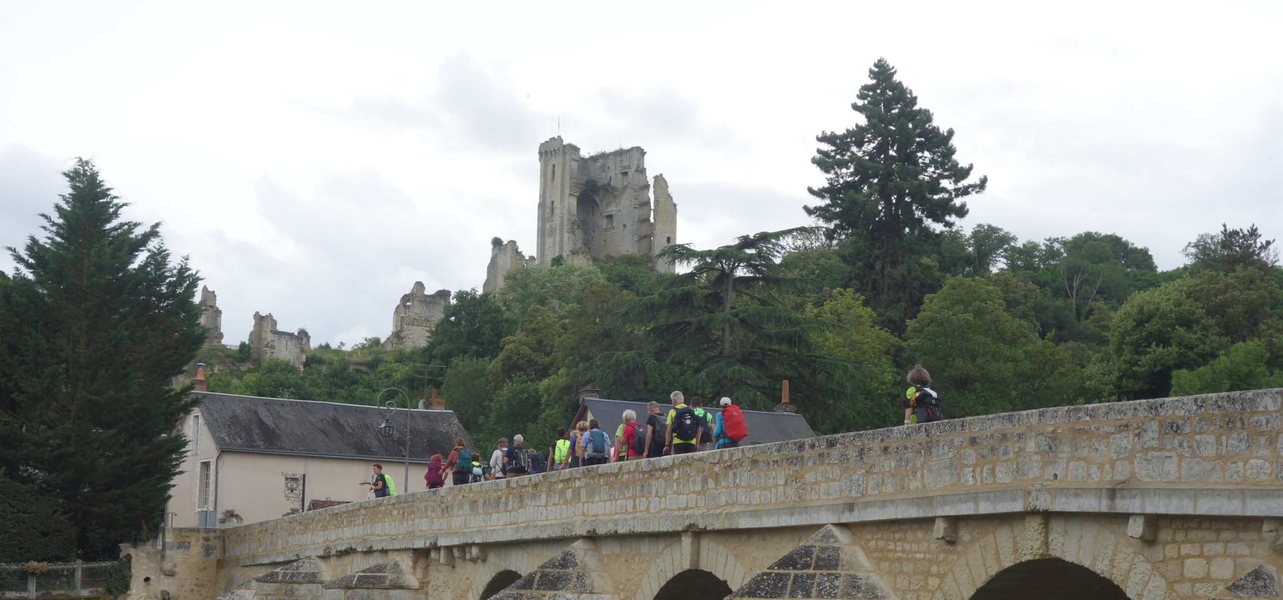 Randonneurs sur le pont de Lavardin