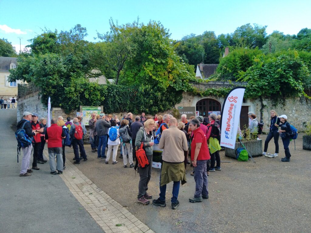Randonneurs à l'arrivée de la randonnée Grand Public organisée sur l'itinéraire gagnant du plus beau PR de Loir-et-Cher 2024