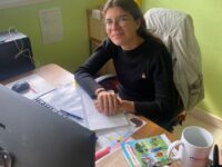 Malorie installée à son bureau